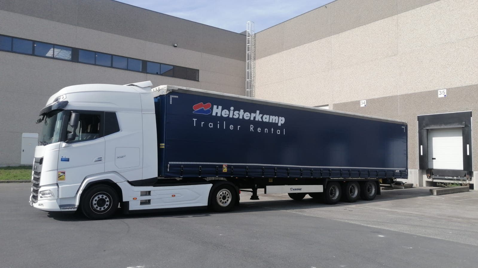 DAF tractor at loading dock